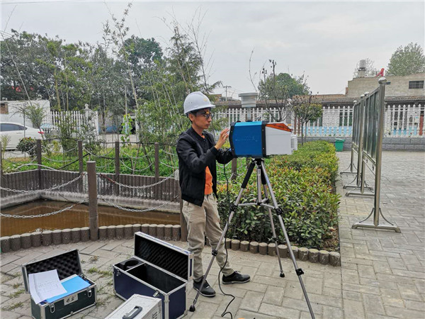 陝西省現代建築(zhu)設計研究院的技(ji)術人員進行空氣(qì)現狀監測