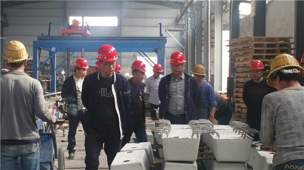 中鐵四局項(xiàng)目部經理、監理來(lai)廠車間實地檢查(chá)軌枕産品質量