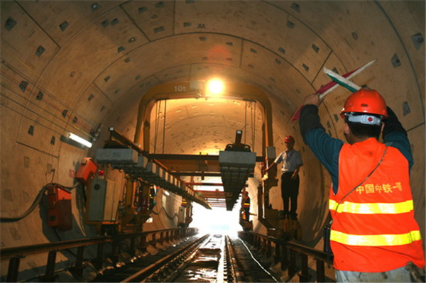 公(gōng)司生産(chan)的短軌(guǐ)枕産品(pǐn)用于西(xī)安地鐵(tiě)二号線(xian)全段工(gong)程