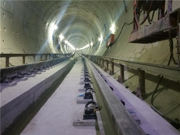 西(xi)安地鐵(tiě)4号線地(dì)下隧道(dao)鋪軌使(shǐ)用的公(gōng)司軌枕(zhen)